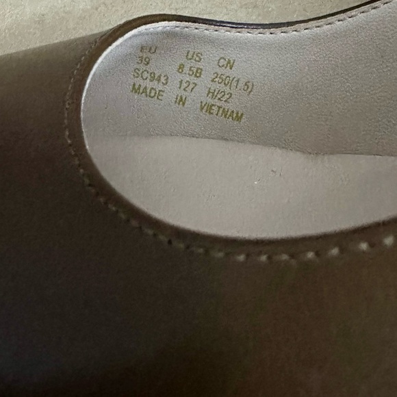 NEW - Stuart Weitzman Brown Leather Block Pump Heels Size 8.5 - Picture 10 of 10